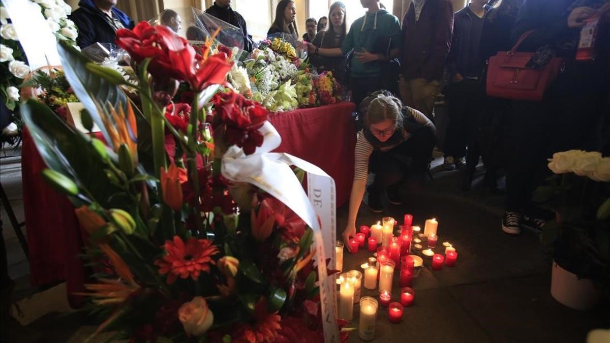 Estudiantes y ciudadanos en la Universitat de Barcelona, donde han llevado flores y han firmado en el libro de condolencias por las victimas del accidente de autocar en el que han fallecido 13 estudiantes de Erasmus.