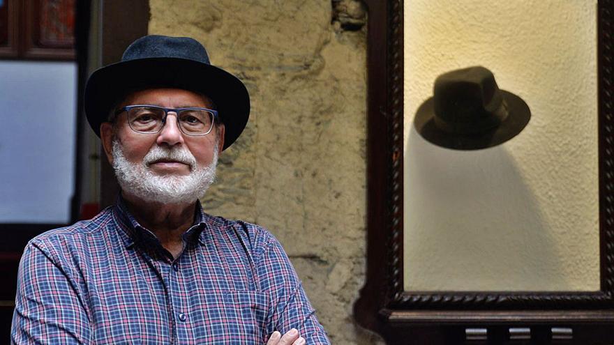 Esteban Guerra, este martes, junto a uno de los cachorros canarios expuestos en el patio de la casa de la asociación. | | J. C. GUERRA