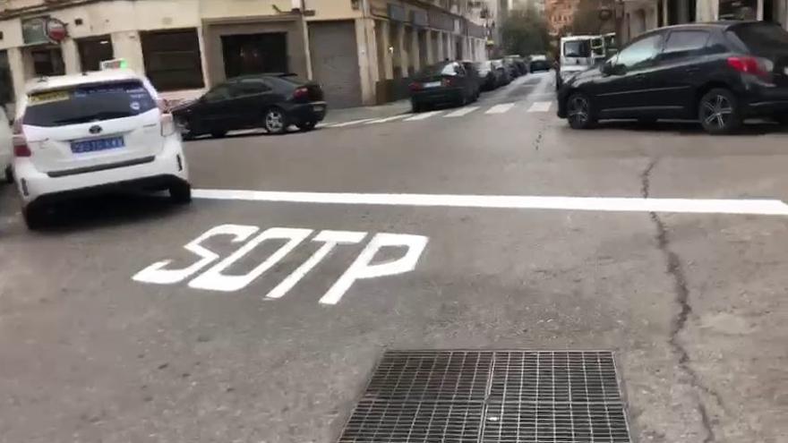 Pintan mal un 'STOP' en València.