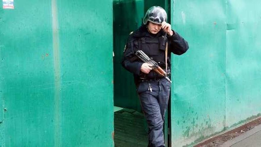 Un policía en una de las zonas de la fábrica tras el tiroteo.