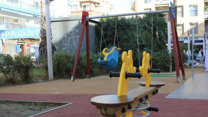 Nuevo parque infantil en la plaza de Oriente de Torrevieja, en una imagen de ayer.  | D. PAMIES