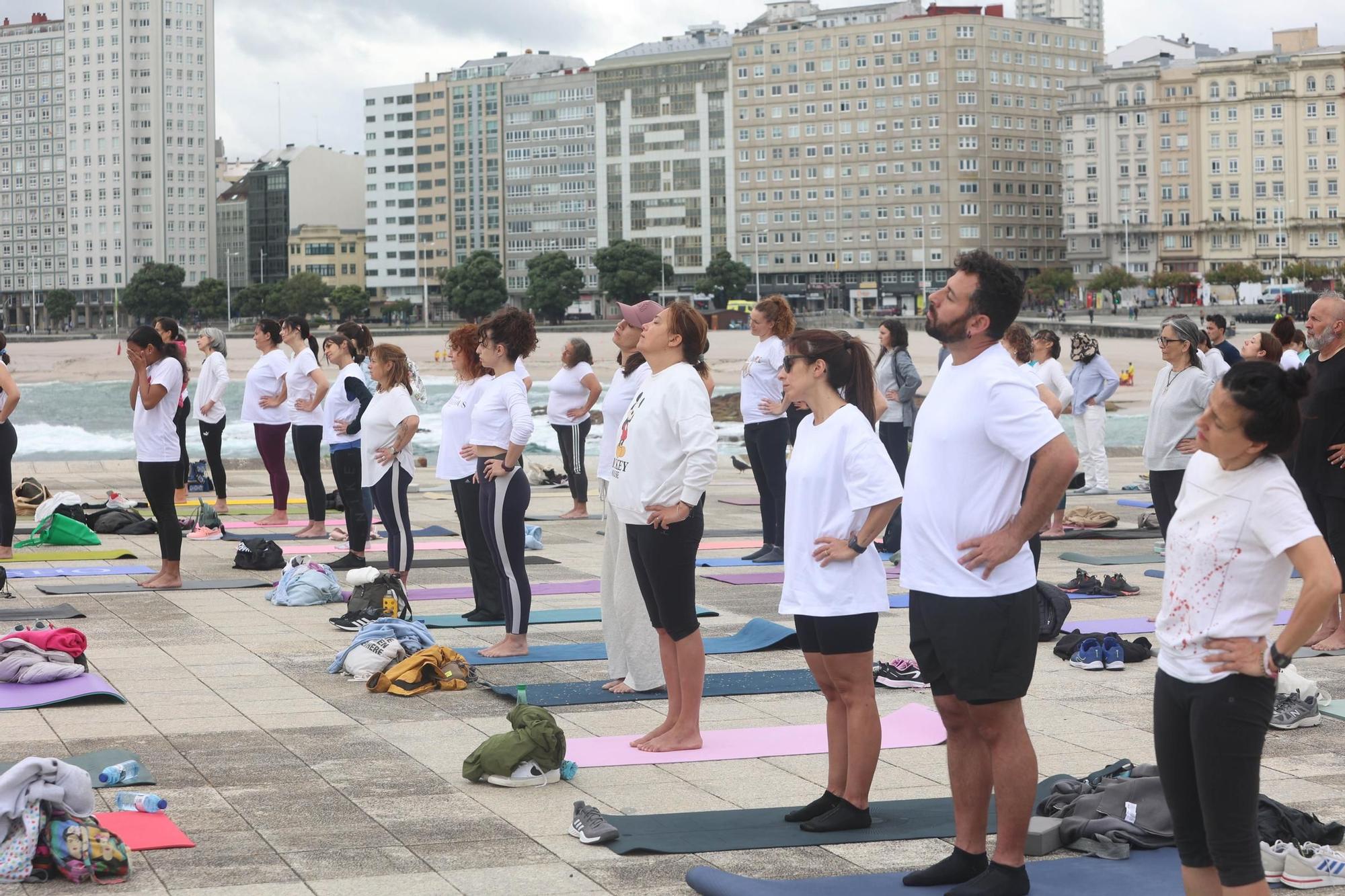 Clase de yoga y meditación en las Esclavas a cargo de la profesora de la embajada de la India