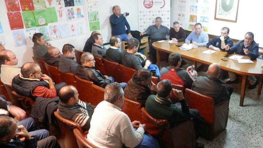 La asamblea de trabajadores del Matadero Central de Noreña, ayer, en Pola de Siero.