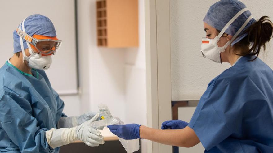 Una professional sanitària entrega una mostra per fer la prova del coronavirus a l&#039;Hospital Clínic