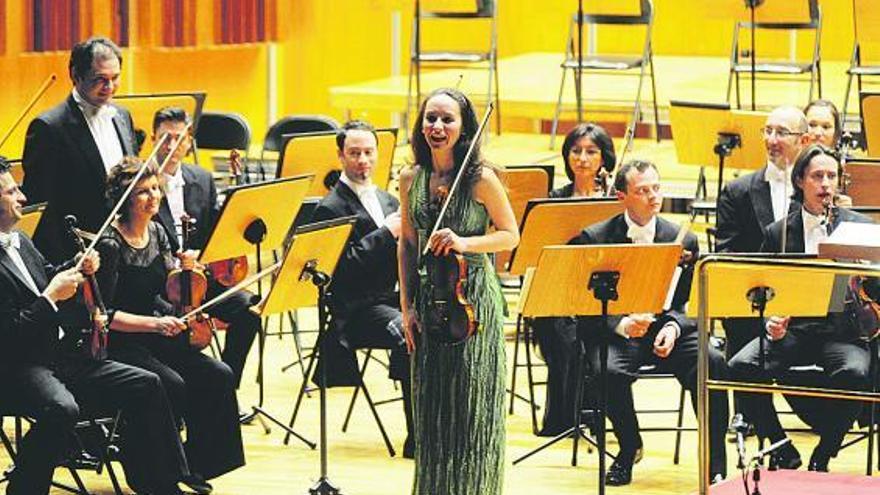 Genevieve Laurence saluda al público. A la izquierda, Sokhiev, de pie, titular de la Orchestra du Capitole de Toulouse.
