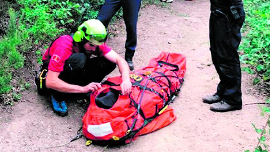 Els bombers rescaten un motorista accidentat en un bosc de Tossa