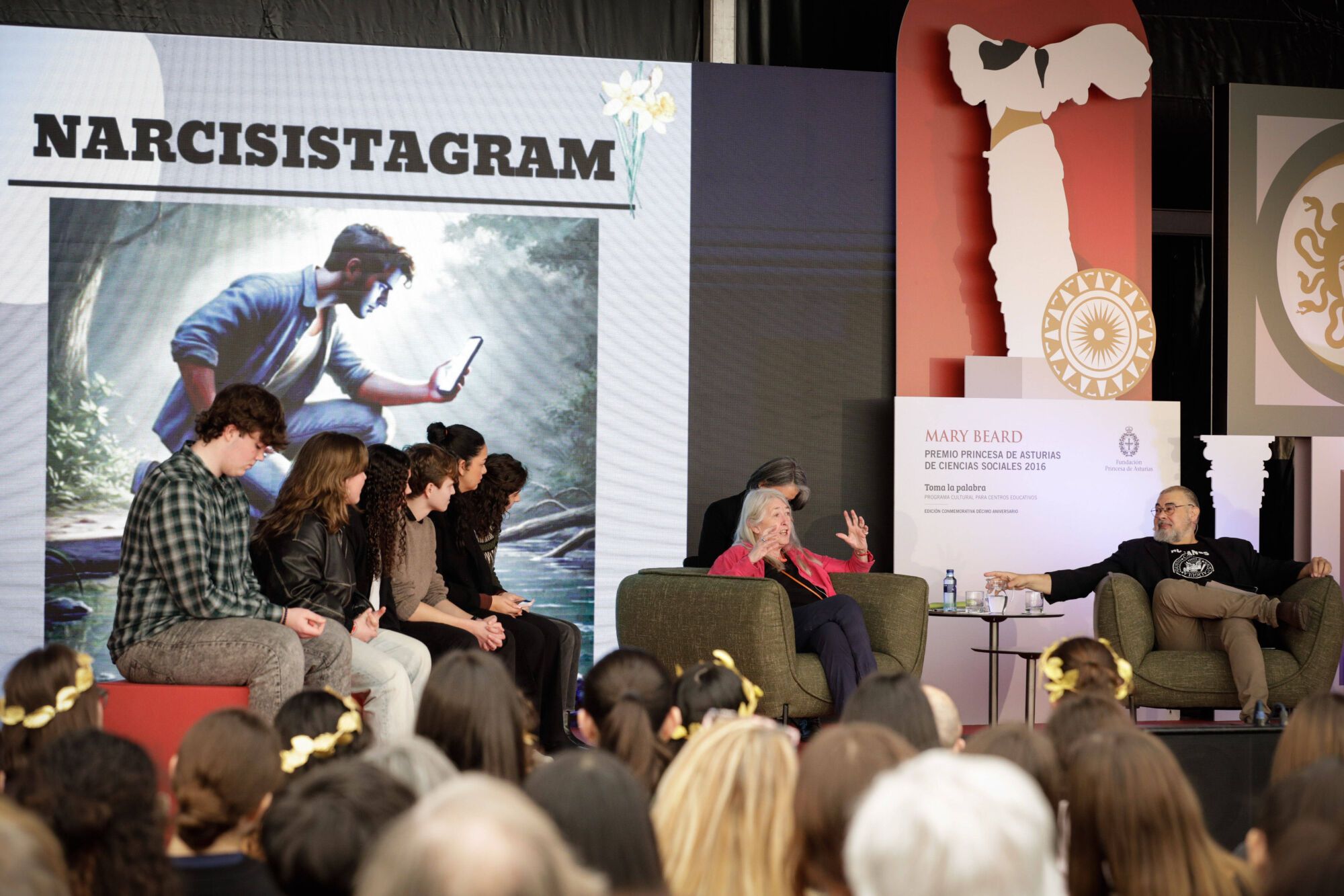 EN IMÁGENES: La "amazona" Mary Beard fascinada en su encuentro con estudiantes en Gijón: "A Nerón le habrían encantado las redes sociales"