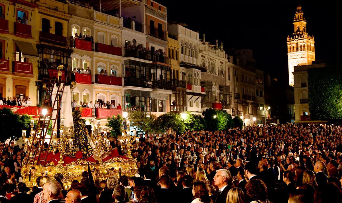 Procesión de la Hermandad de El Baratillo por la Plaza de San Francisco.
