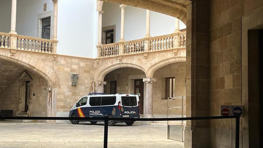 Furgón de la Policía Nacional en el patio de la Audiencia Provincial de Baleares. Archivo.