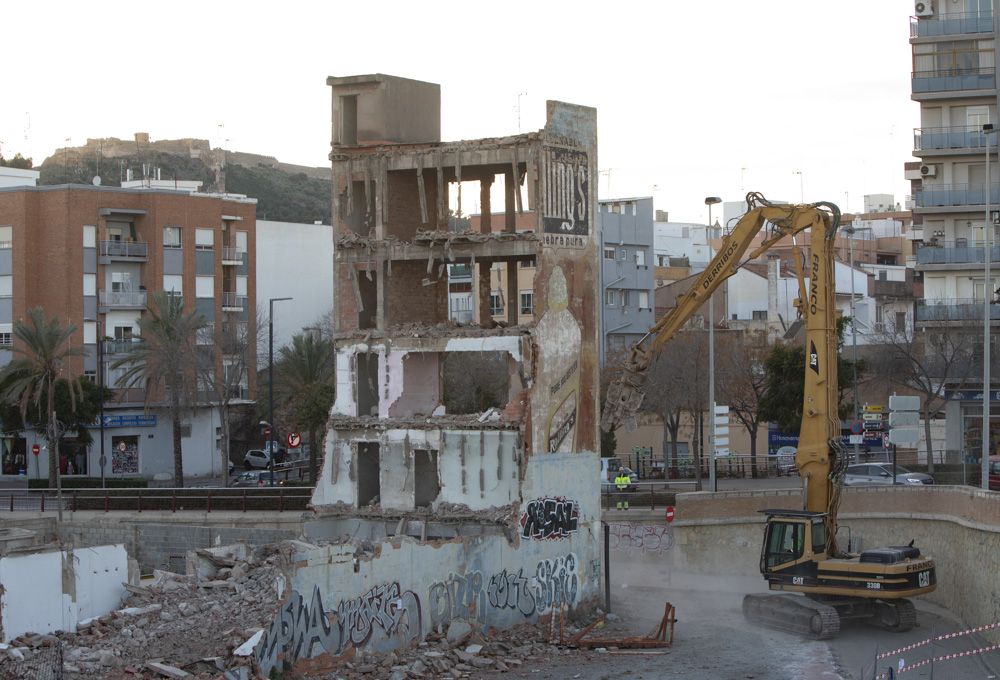 Comienza el derribo del edificio en ruinas junto a la fuente de las Víctimas del Terrorismo en Sagunt