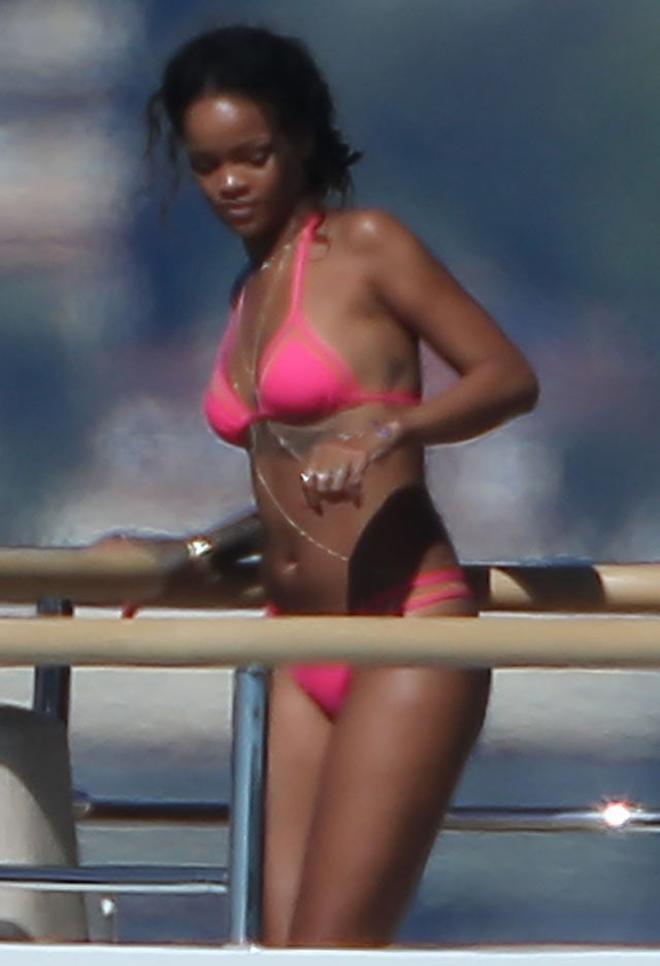 Rihanna, espectacular en bikini fucsia