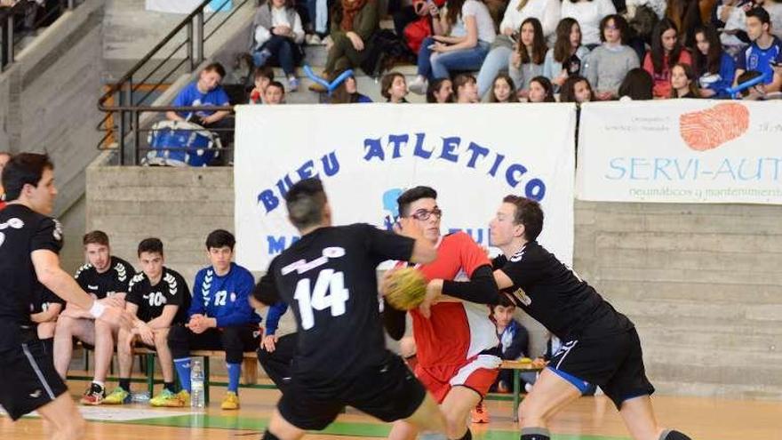 Un momento del partido entre el Óptica Bueu y el Carabanchel. // GN