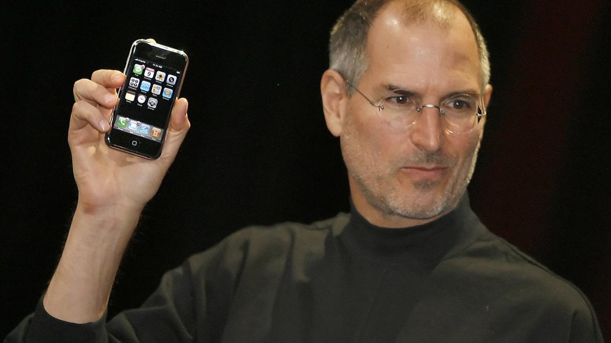 Steve Jobs presentando en 2007 su Iphone.