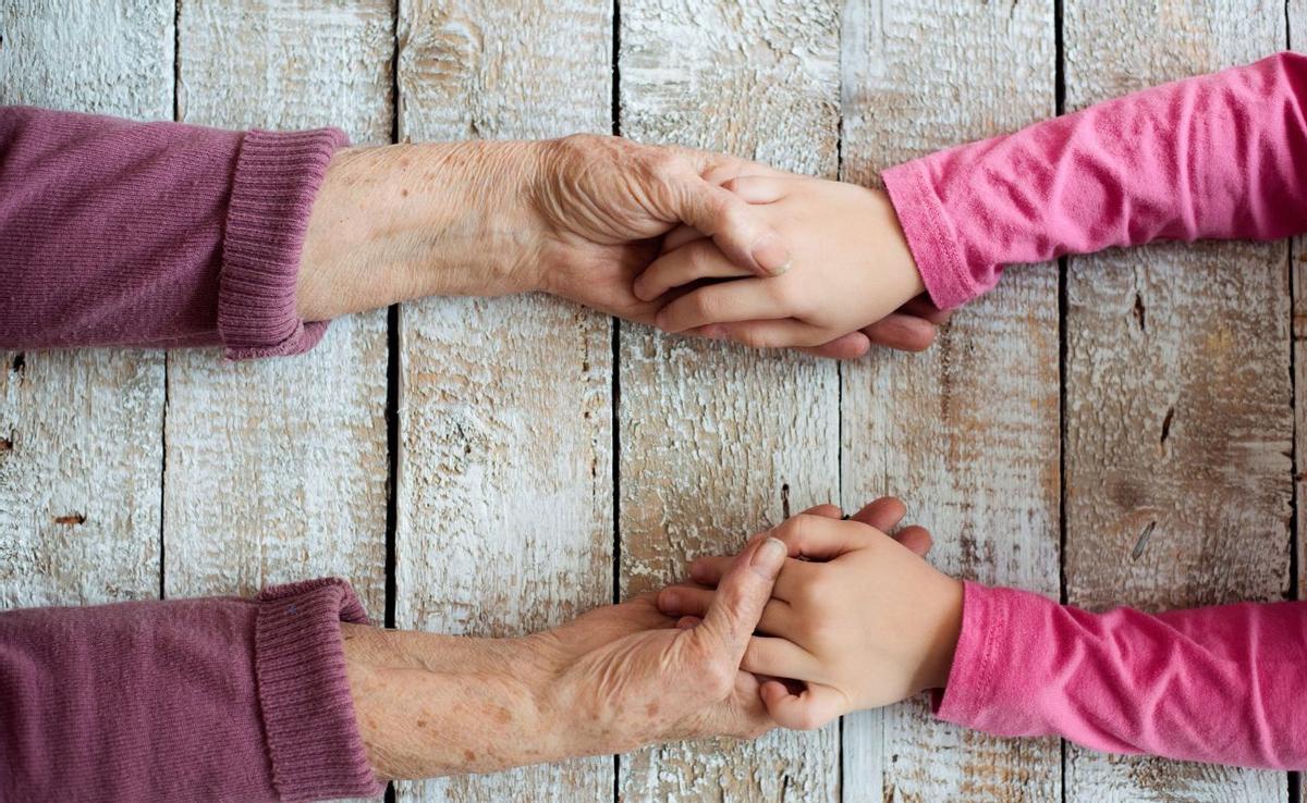 Carlos González y la teoría de la abuela: la crianza en manos de los abuelos