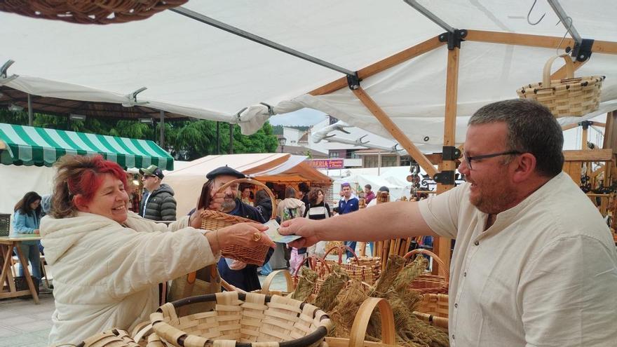 Llanera disfruta de San Isidro con un mercado y muestra de oficios tradicionales: "Nos gustó, vimos muchas cosas qué llevarnos"