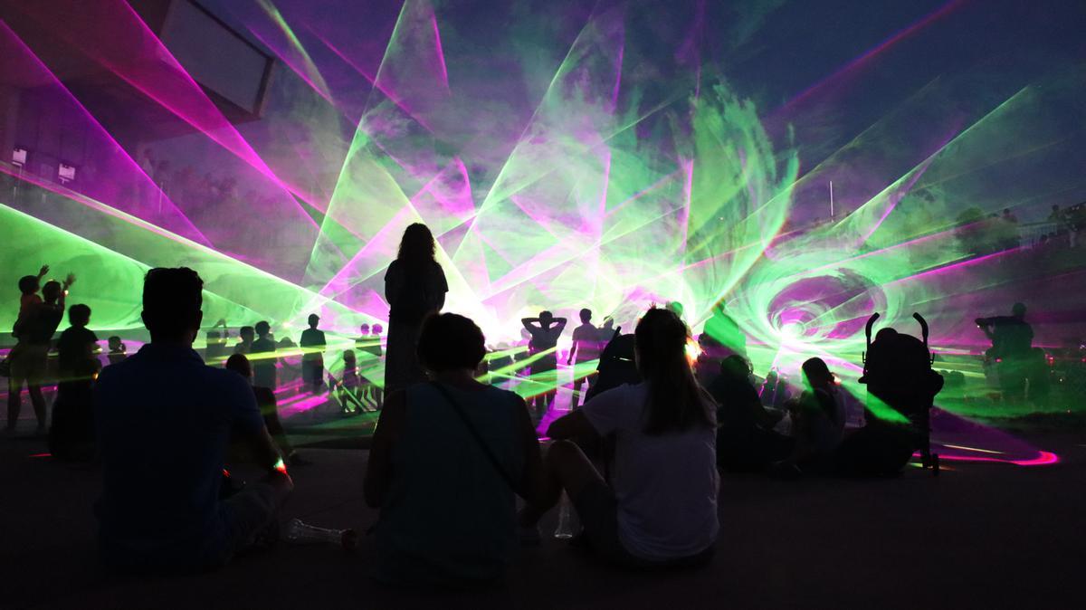 El espectáculo nocturno Laser Show llena la Plaça dels Somnis de luces y colores