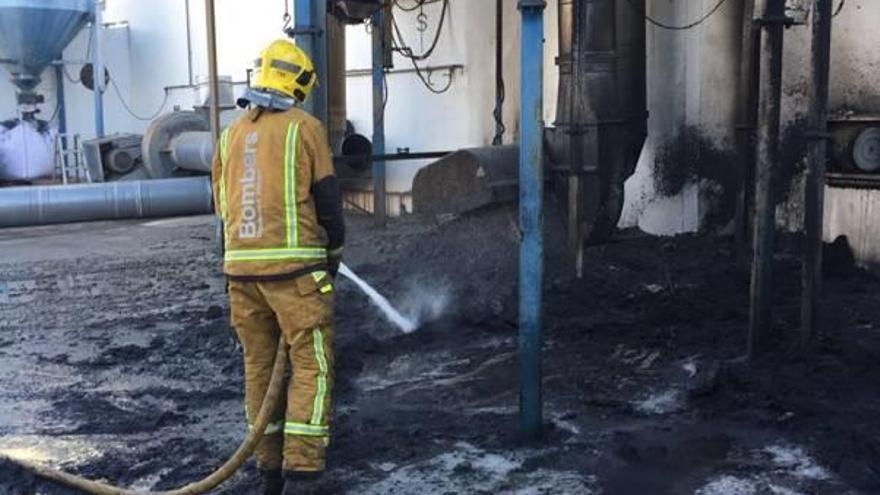 Los bomberos sofocan un incendio en una fábrica de caucho del polígono de Catral