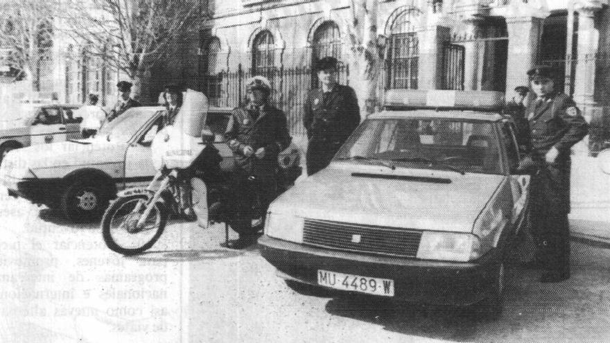 Plantilla y coches del O92 frente al cuartel de la Policía Municipal.