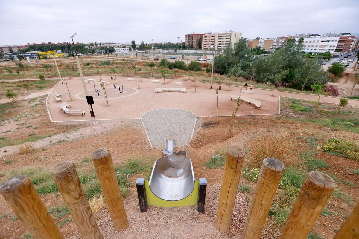 Tobogán, zona infantil y parque biosaludable en la segunda fase del parque de Levante.