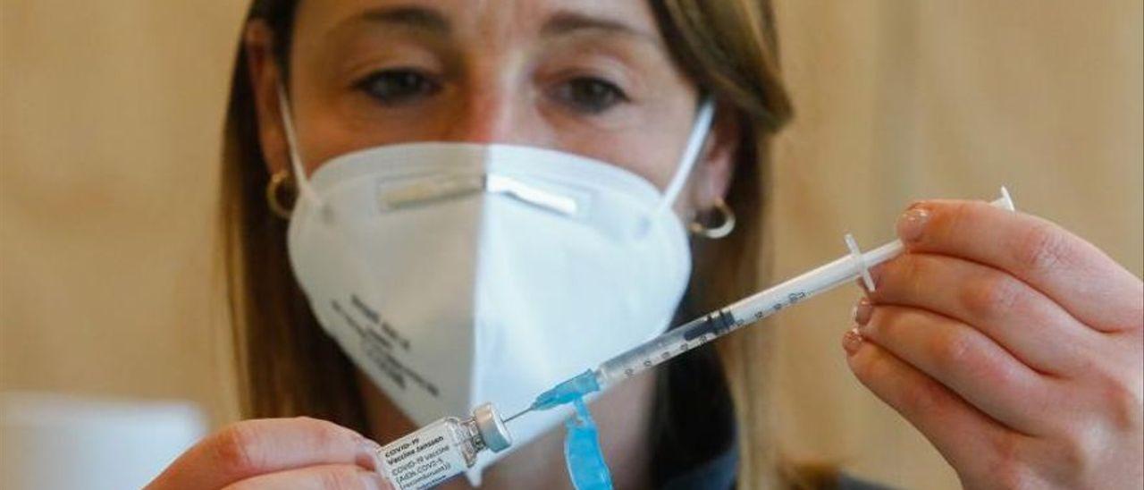 Sanidad estudia poner una segunda dosis a los vacunados con Janssen