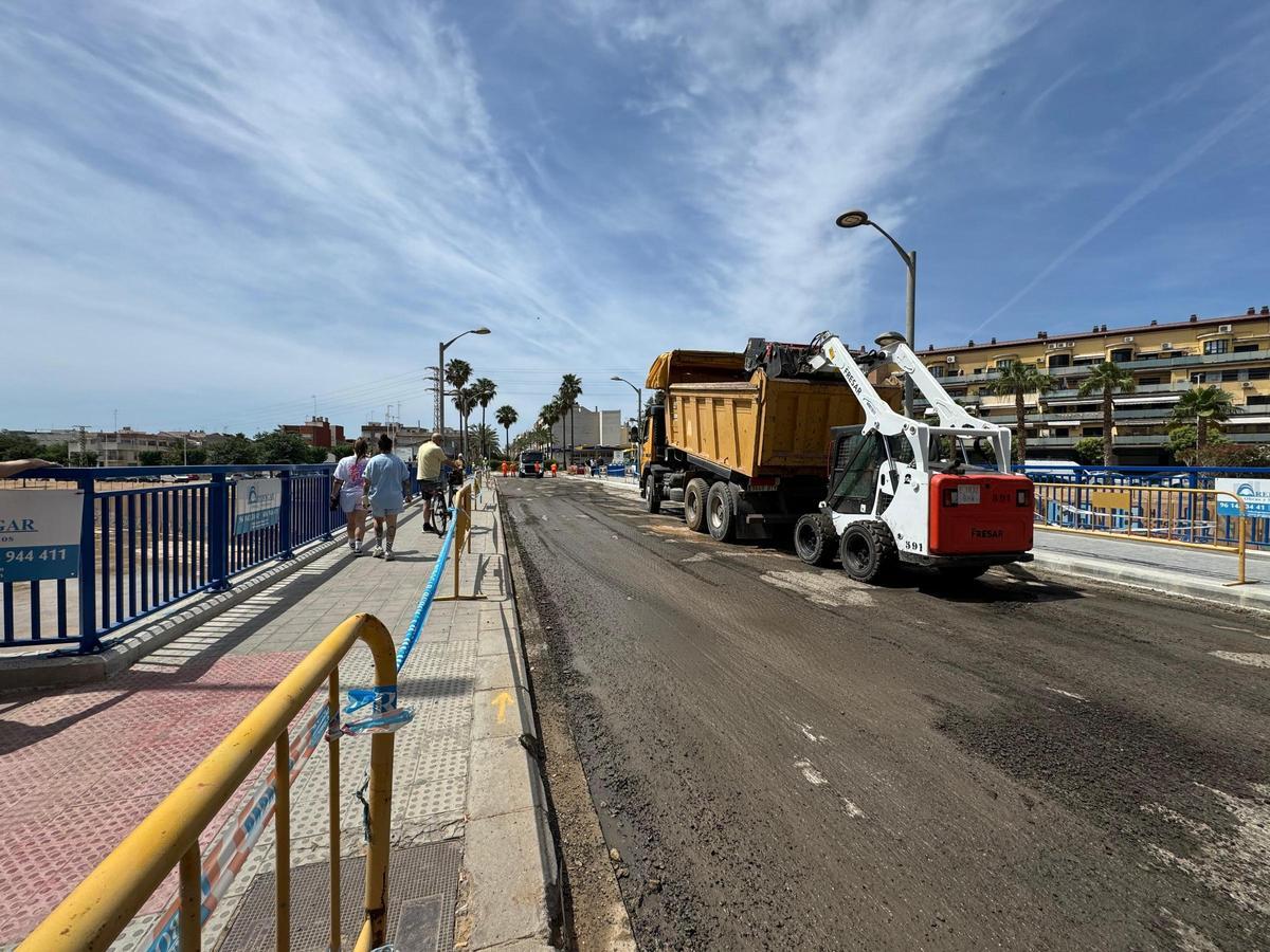 Obras de asfaltado en el puente entre Catarrojay Massanassa.