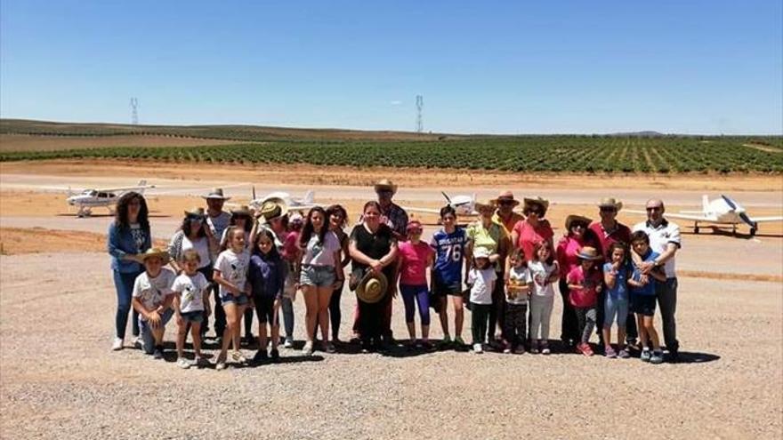 escolares y sus padres visitan el aeródromo