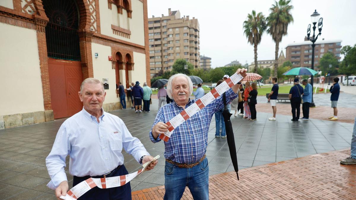 La renovación de abonos de la feria taurina de Gijón arranca con colas (en imágenes)