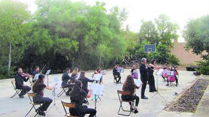 Actuación de la orquesta en el Castell.