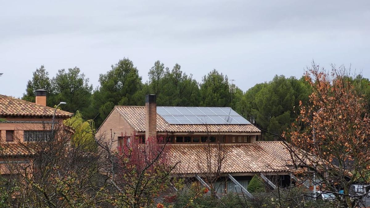 Instalación de placas solares en un tejado particular.