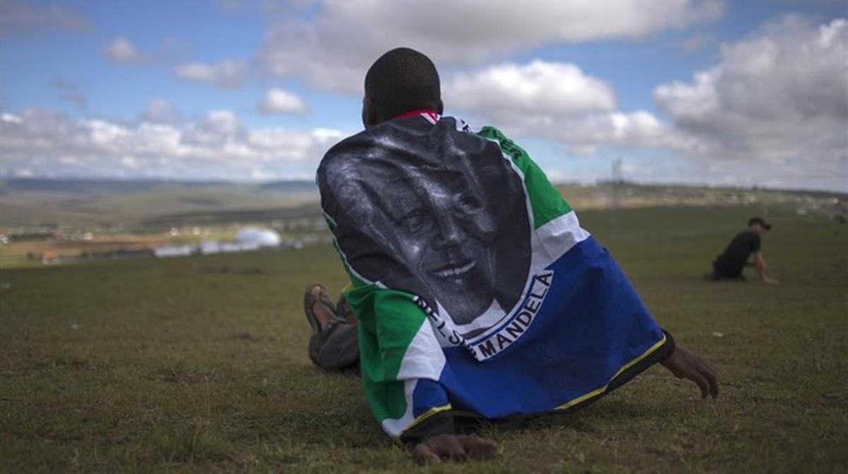 Un habitant de Qunu observa l’enterrament.