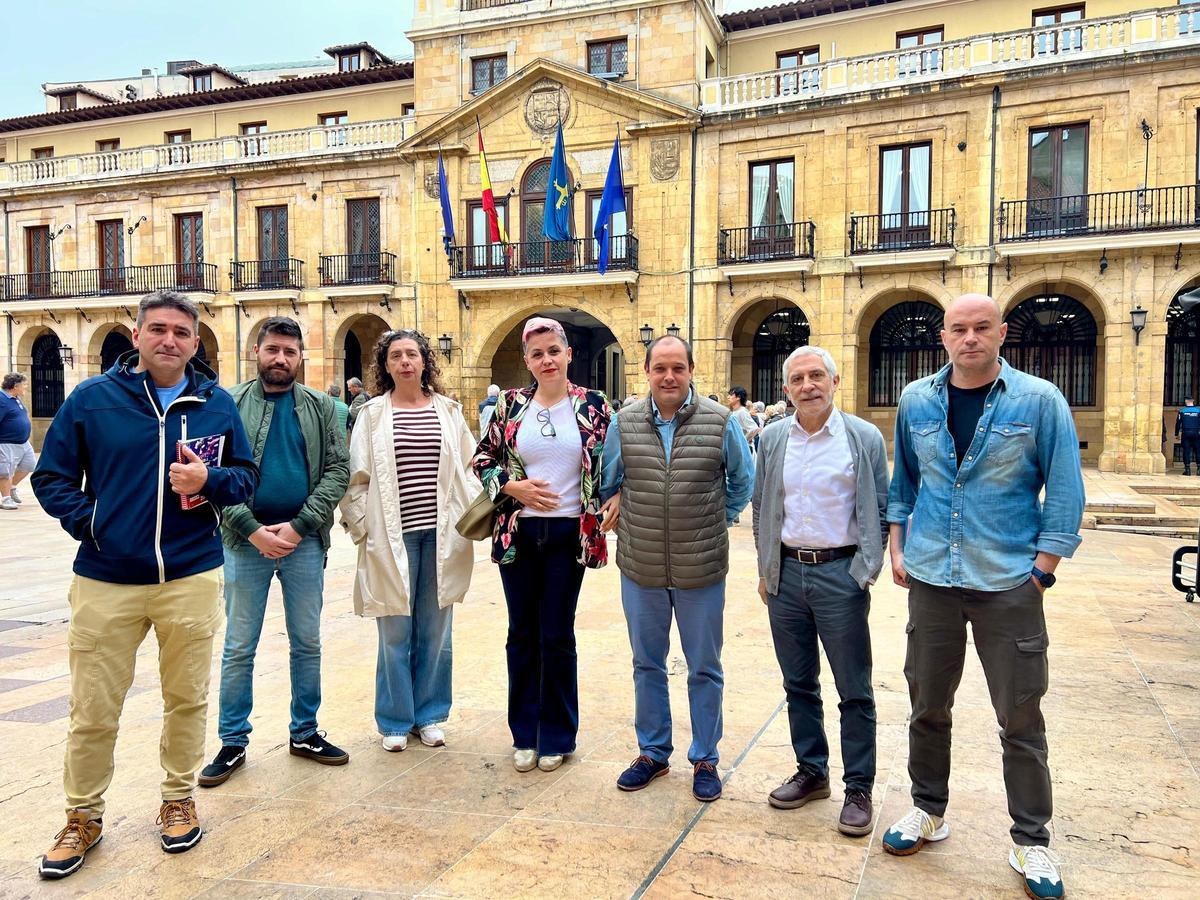 Una foto de los integrantes de la reunión frente al Ayuntamiento.