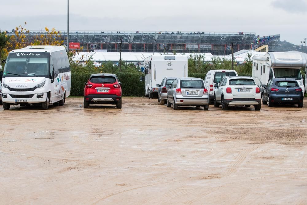 Más de 170.000 valientes desafían a la lluvia en Cheste