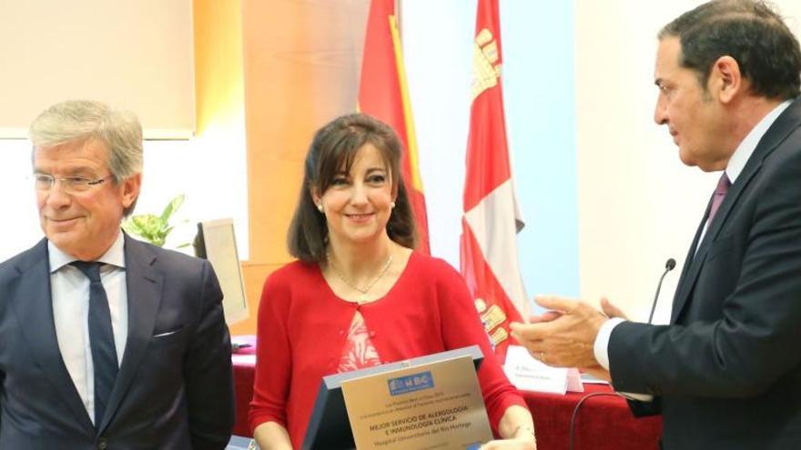 Alicia Armentia recoge el premio al mejor servicio de alergología.