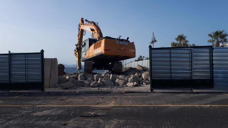 Obras, este lunes, de demolición de parte del espaldón del puerto de Playa Blanca.
