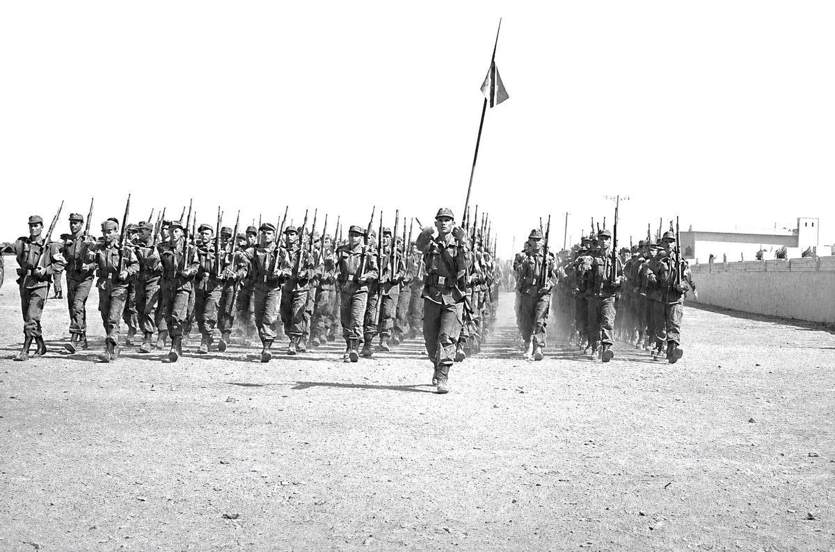 Desfile de la 2ª Bandera Paracaidista Roger de Lauria durante la Guerra de Ifni.