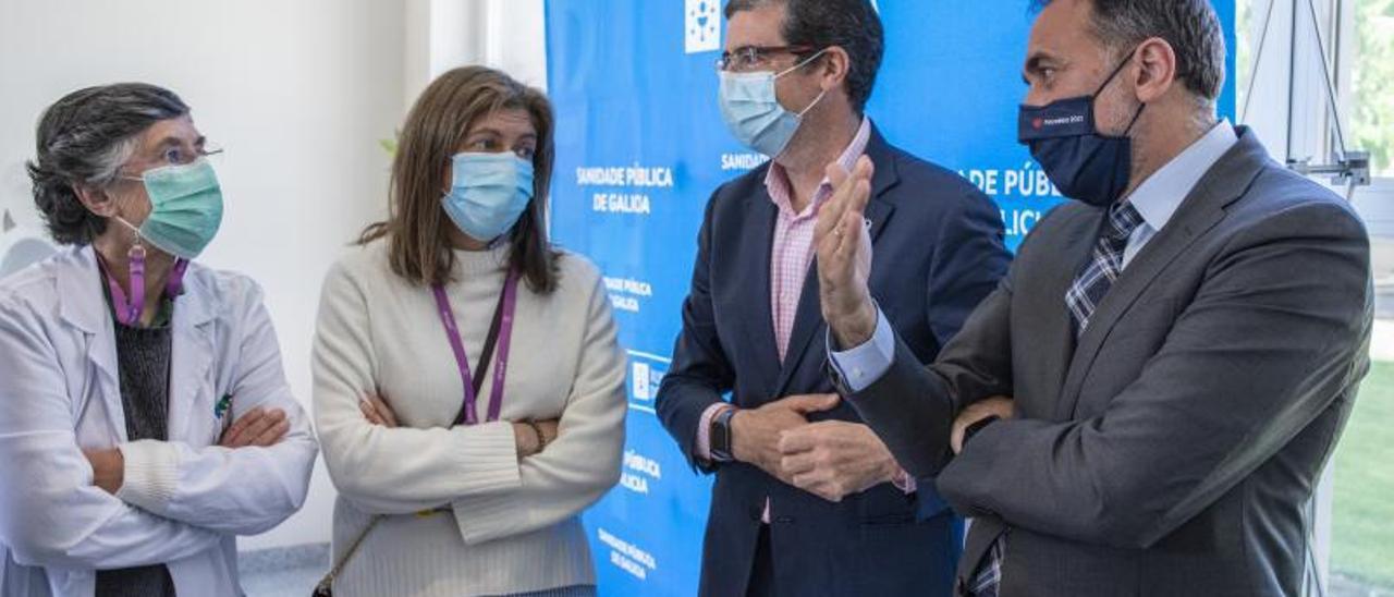 El conselleiro de Sanidade, Julio García Comesaña, junto con otras personalidades en Verín. |   // BRAIS LORENZO
