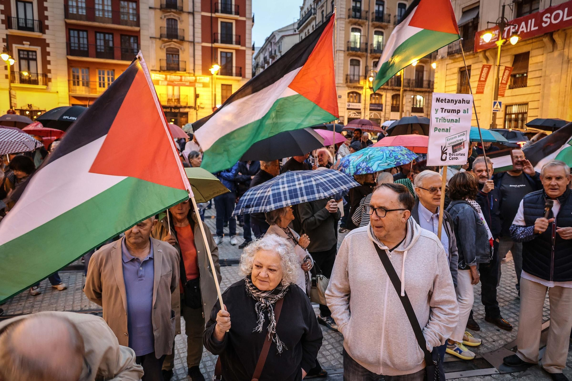 Alcoy se moviliza bajo la lluvia: concentración y marcha ciclista en apoyo al pueblo palestino