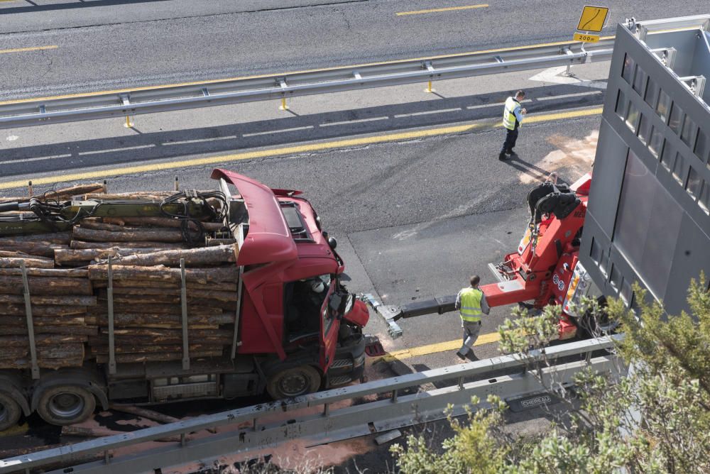 Un accident entre camions obliga a tallar l'AP7 a La Jonquera