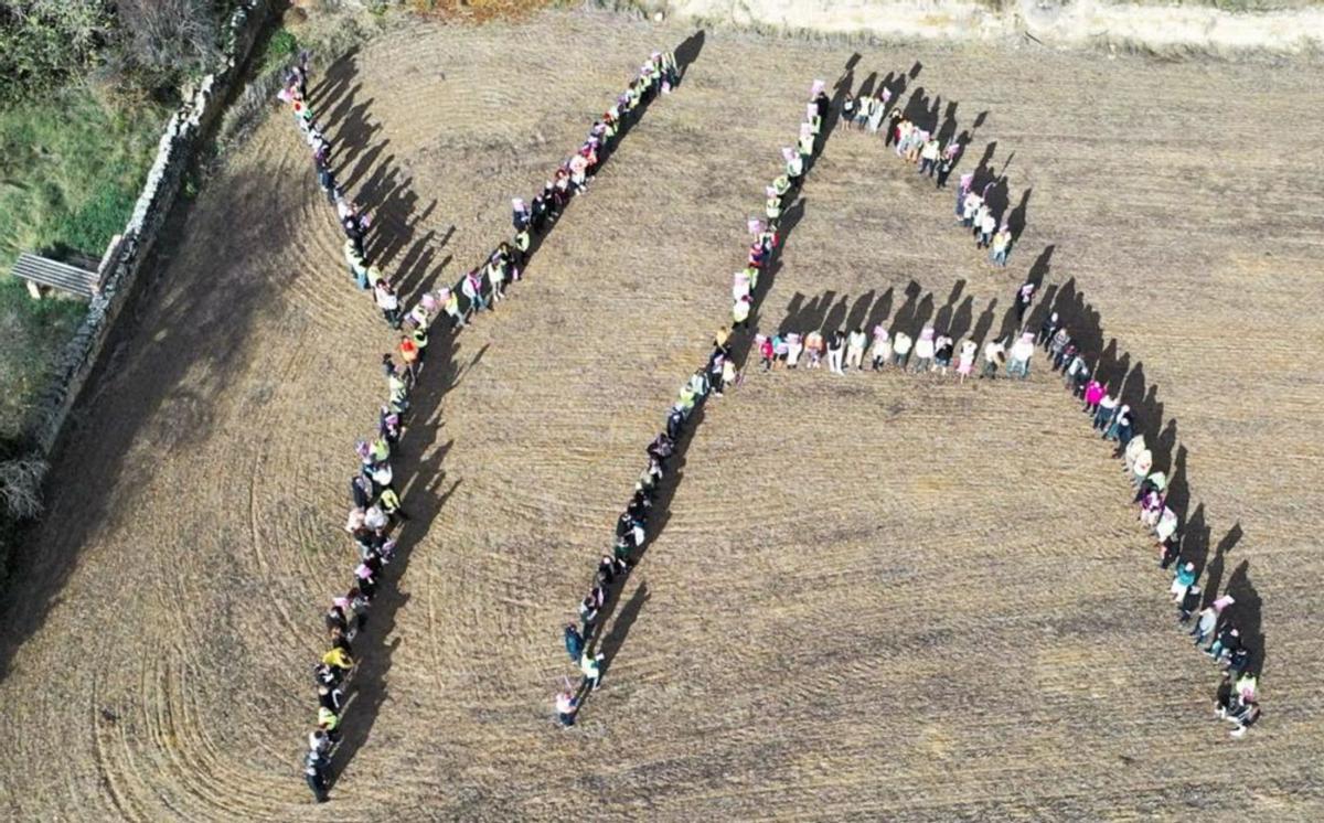Los manifestantes formaron la palabra ‘YA’ para hacer visible su reivindicación. | AYUNTAMIENTO DE BISCARRUÉS