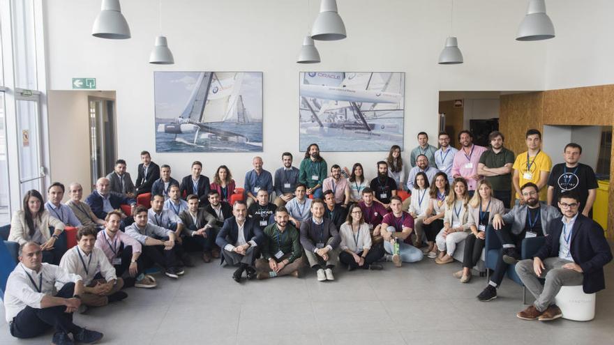 Los emprendedores de los 28 proyectos seleccionados por Lanzadera para su nuevo programa junto al director de la aceleradora, Javier Jiménez (sentado en la parte central).
