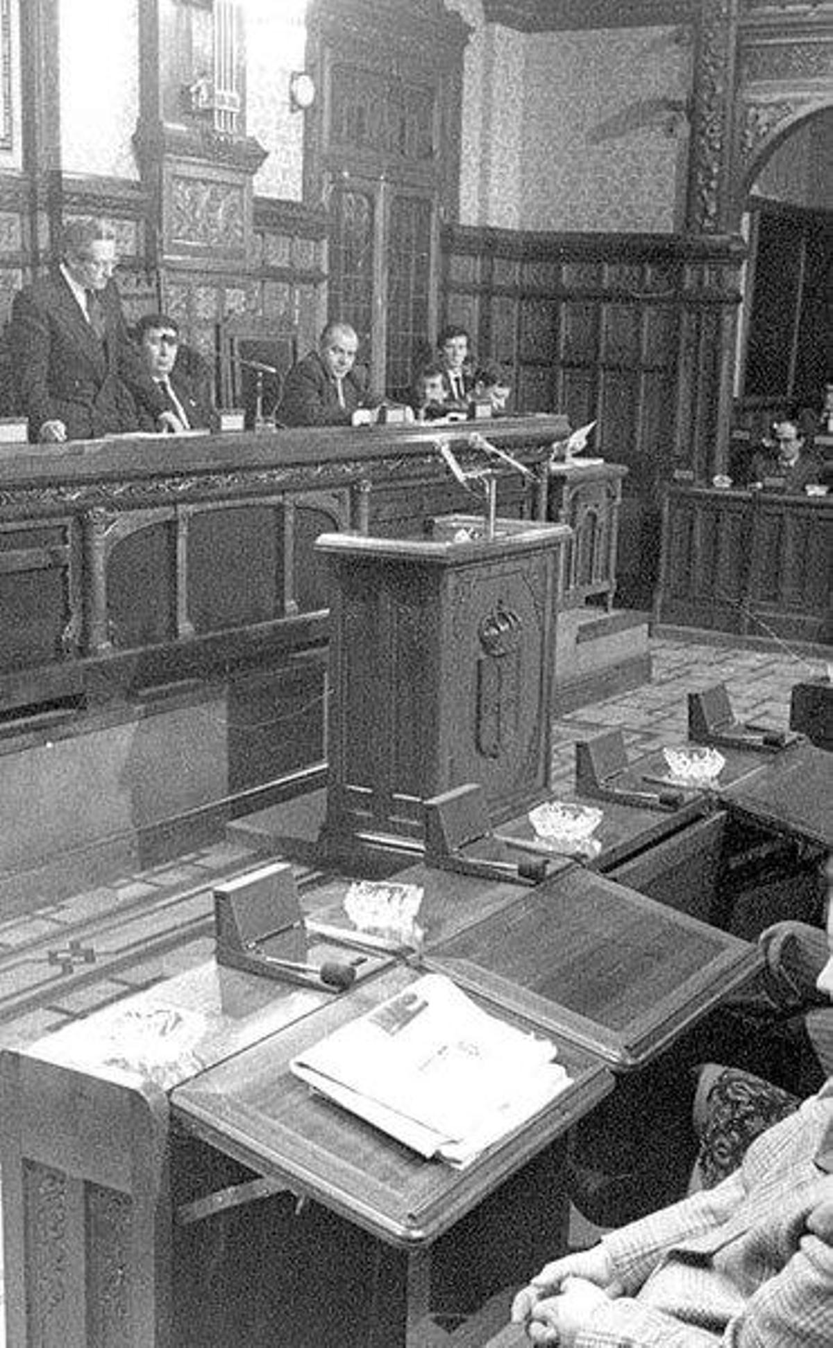 Antonio Landeta, de pie, tras ser elegido presidente de la Junta General.