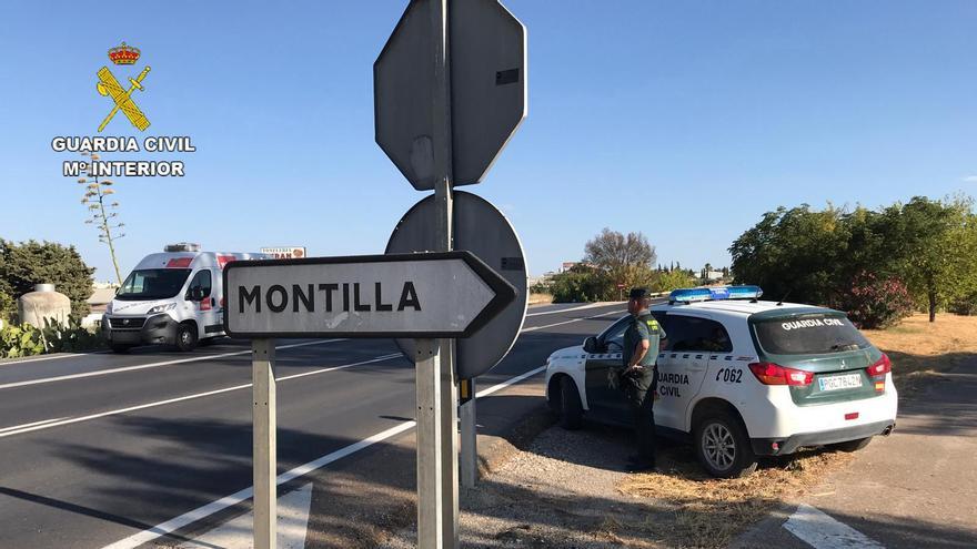 Patrulla de la Guardia Civil a la entrada de Montilla.