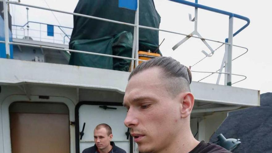 Tripulantes del &quot;Lyubov&quot;, en la cubierta del buque.