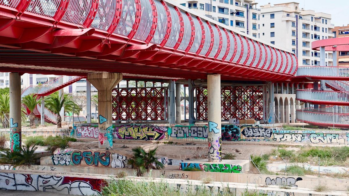 Pintadas y deterioro en el Puente Rojo de Alicante