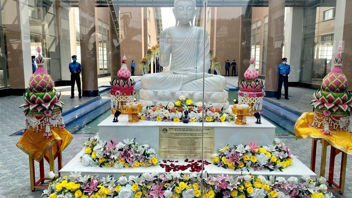 La réplica exacta del Buda cacereño expuesta en el aeropuerto internacional de Lumbini.