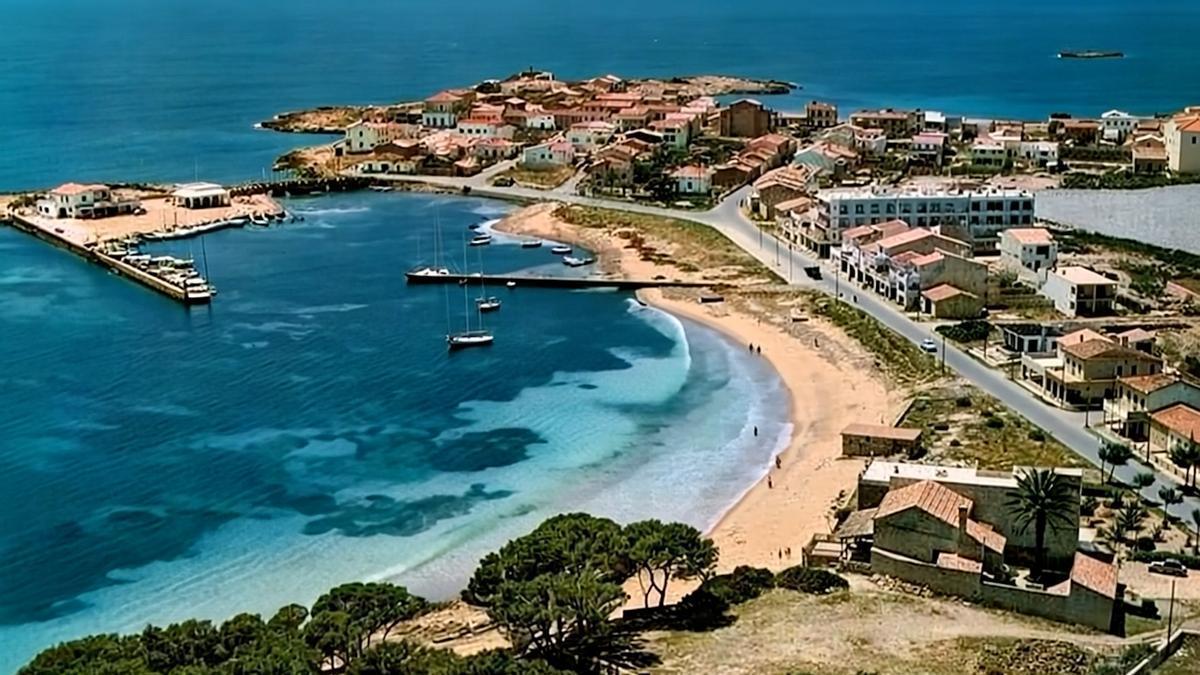 Imagen aérea antigua de la Colònia de Sant Jordi promocionada durante el centenario de ses Salines y el 45 aniversario de la Associació Hotelera