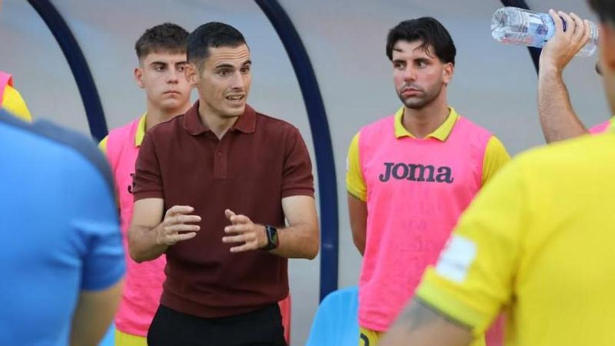 David Gurillo dona instruccions durant un partit de pretemporada de l'Escala.