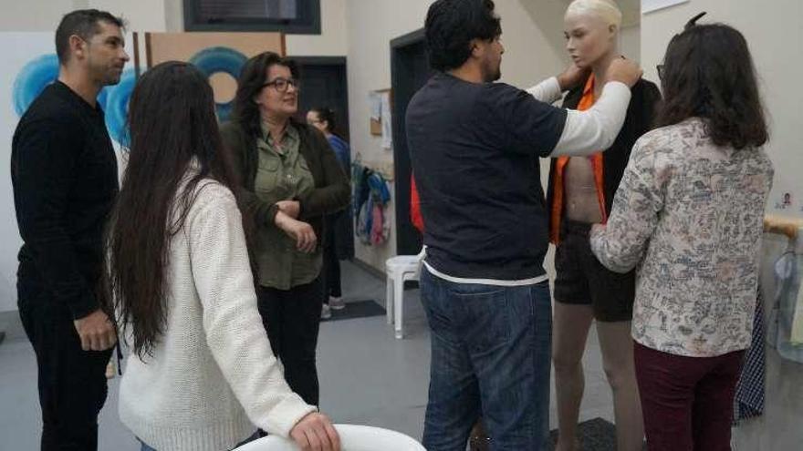 Unos alumnos, durante el curso de escaparatismo. // FdV