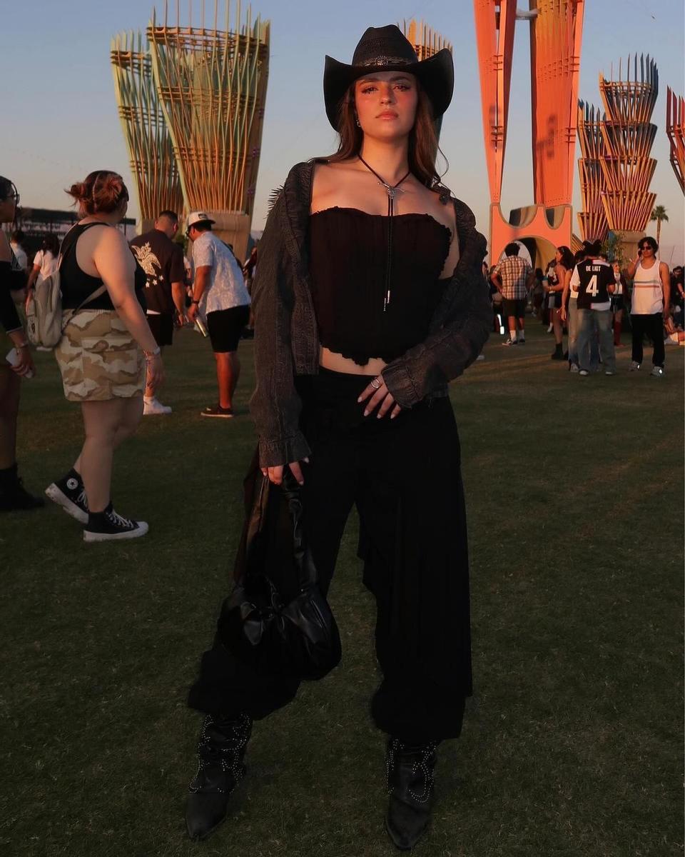 Martina González con look cowboy de Urban Outfitters, botas de Asos y sombrero y corbatín de Corbeto's Boots