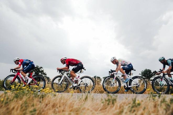 Una brutal caída en el esprint pone los pelos de punta en el Tour